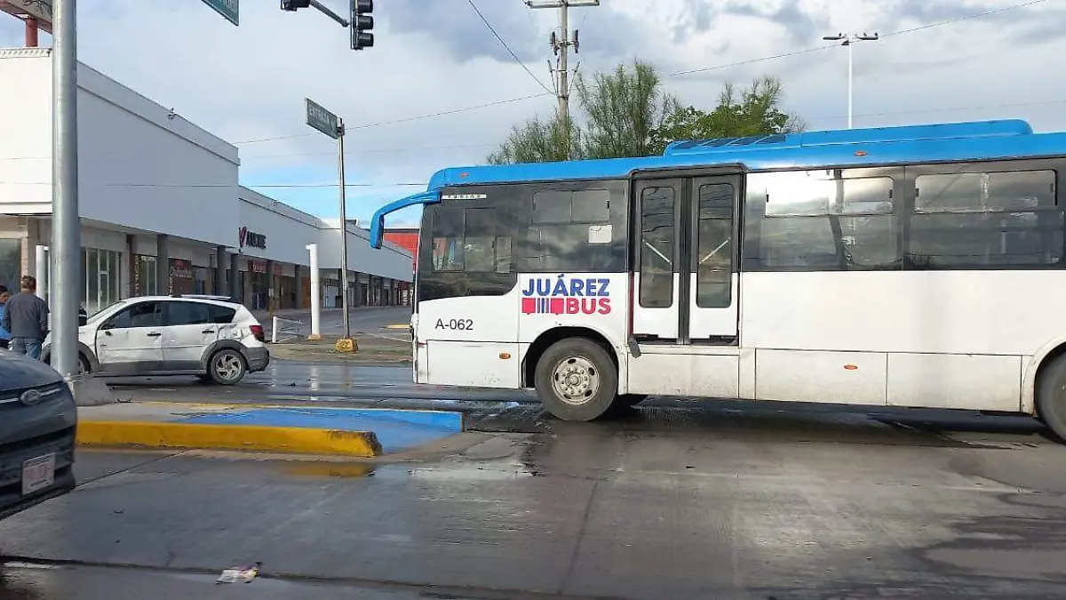 Choque entre particular y el Juárez Bus